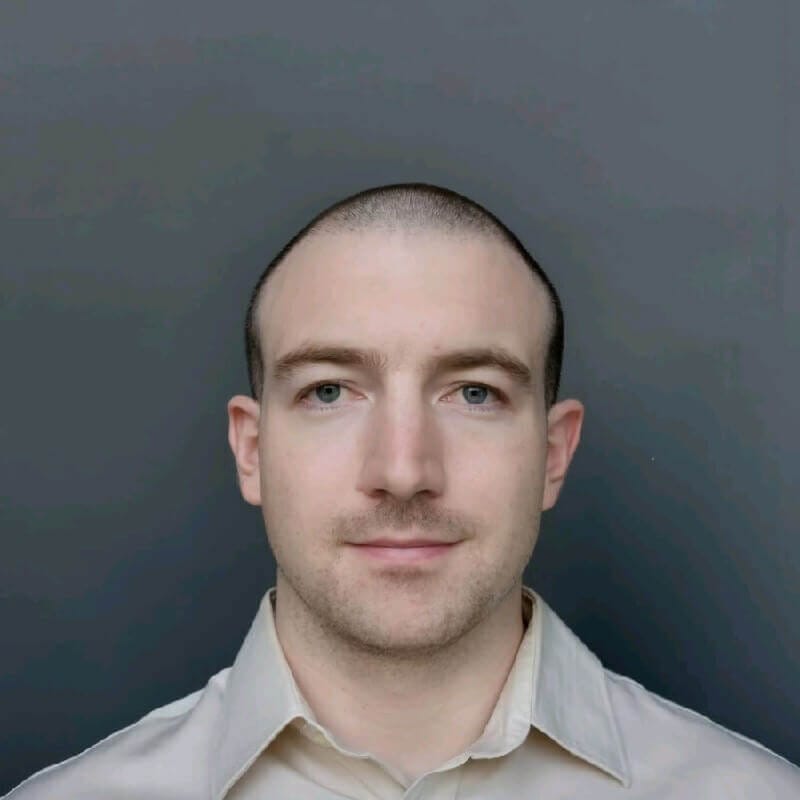 Headshot image of Erik.